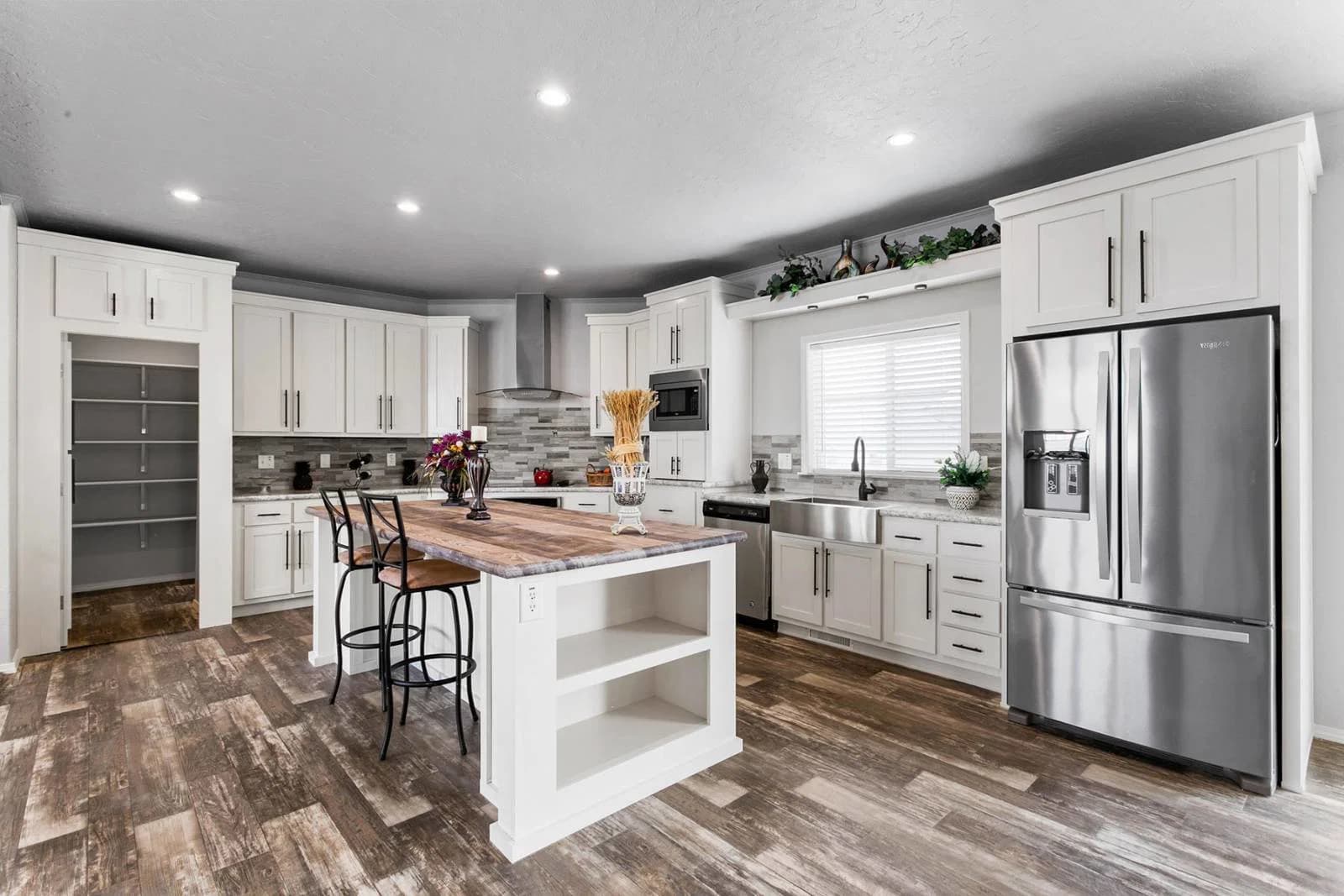 Hidden valley estates / hv6663m kitchen home features