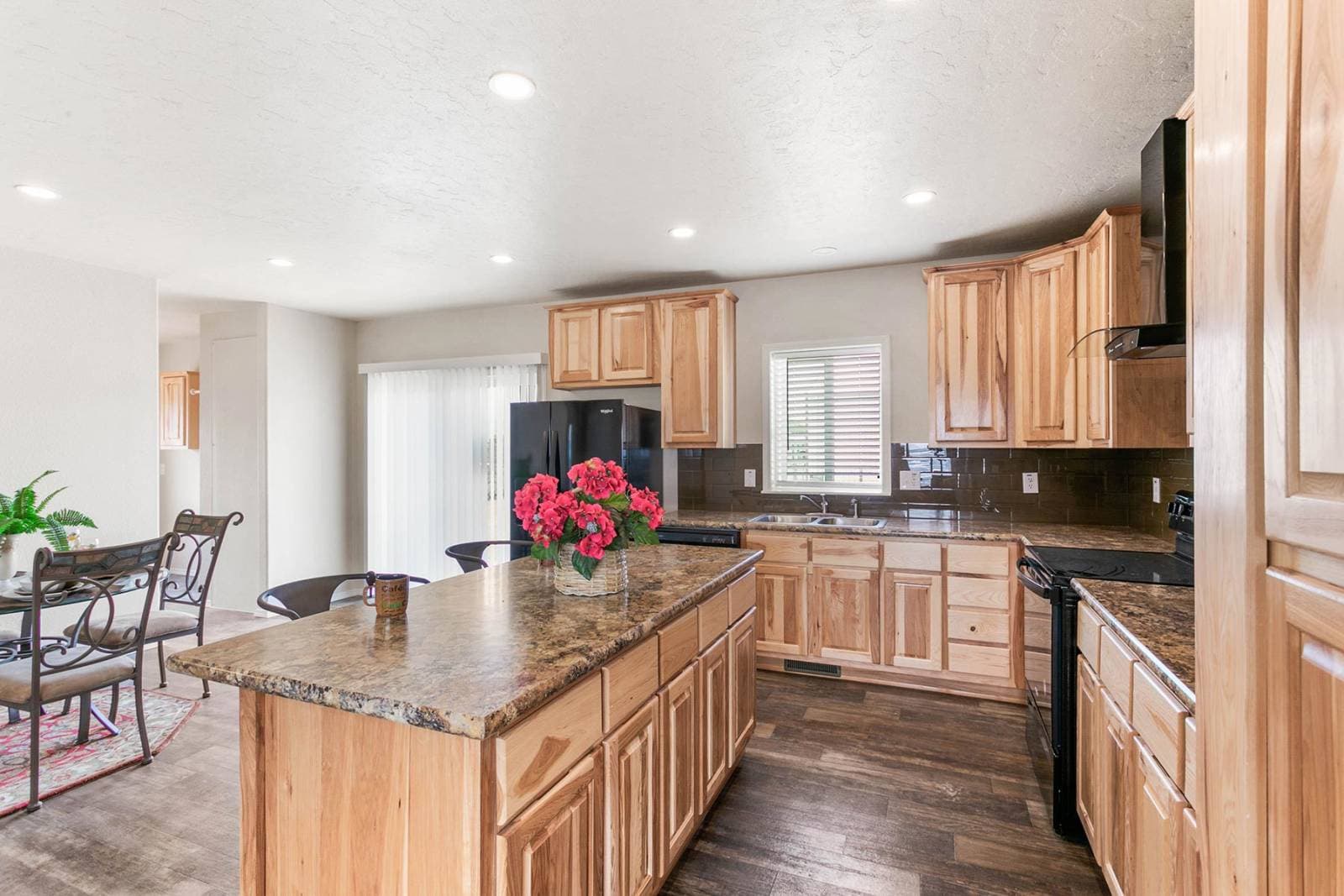 Hidden creek estates / hc6523pxl kitchen home features
