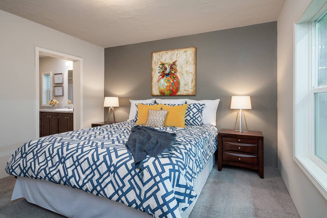 On sale now up to $10,000 off / dreamworks dw-4483b bedroom home features
