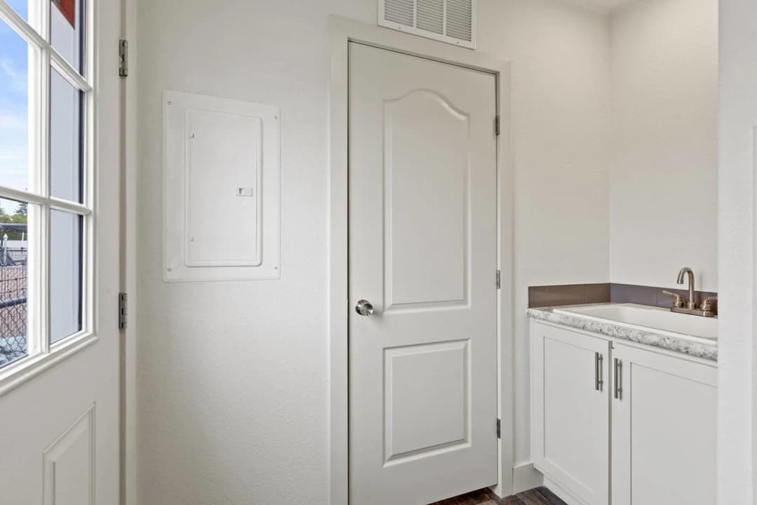 Dreamworks dw4724b interior home features