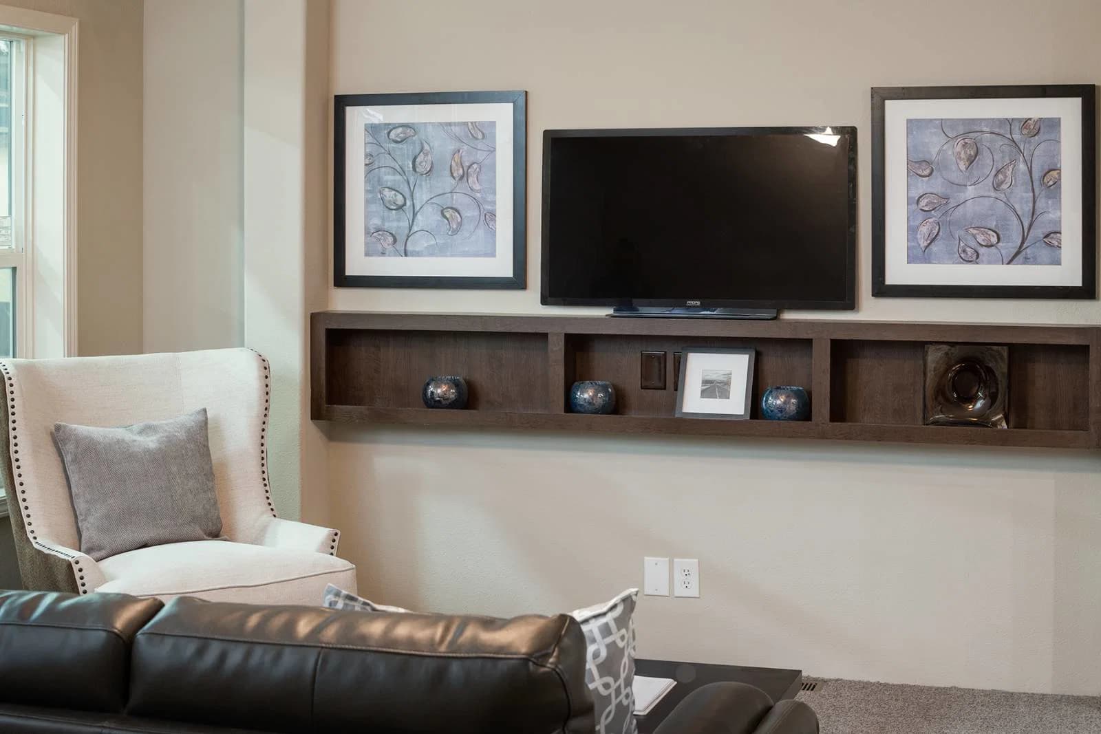 On sale now up to $10,000 off / dreamworks dw-4483b living room home features