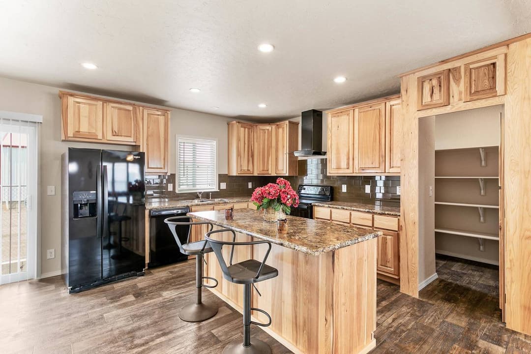 Hidden creek estates / hc6523pxl kitchen home features