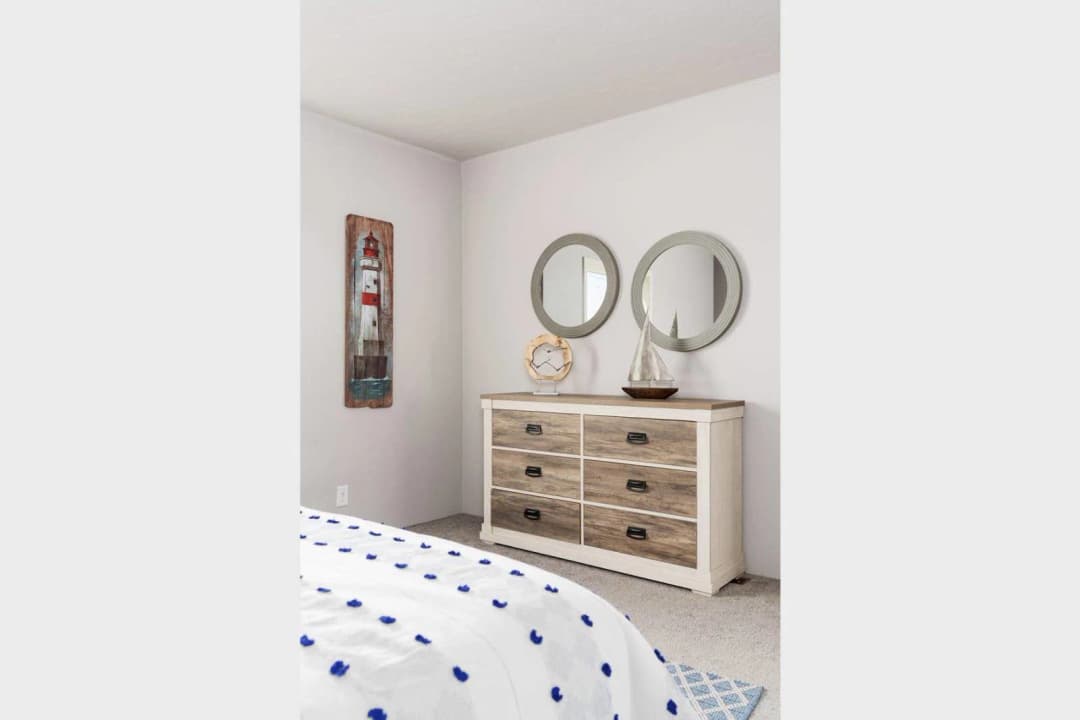 Dreamworks dw4563b bedroom home features