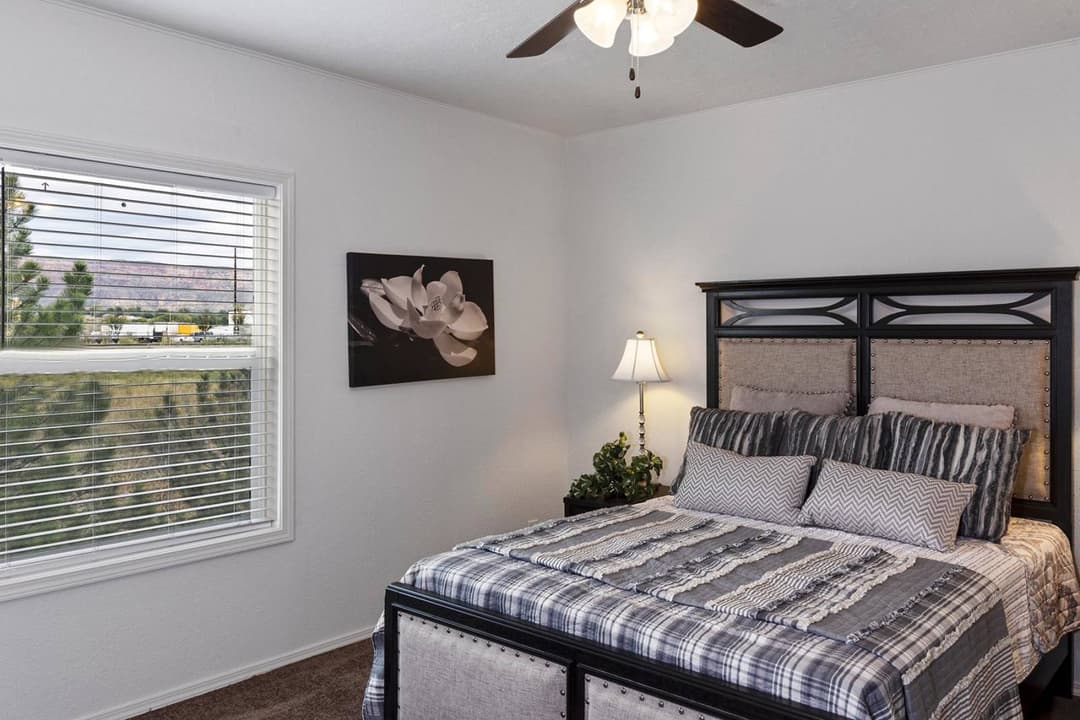 Dreamworks / dw-4603f bedroom home features