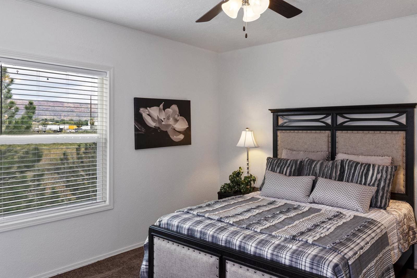 Dreamworks / dw-4603f bedroom home features