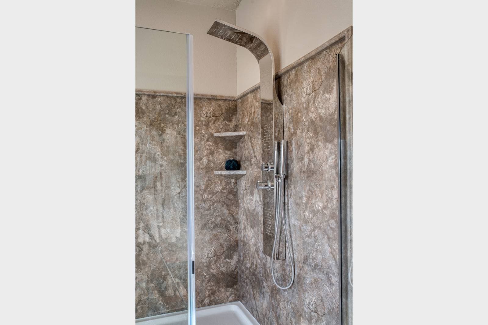 On sale now up to $10,000 off / hidden valley hv6623m bathroom home features