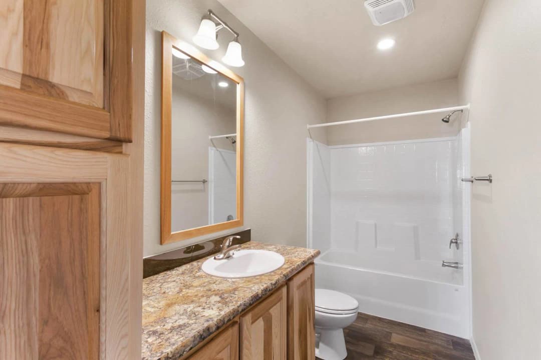 Hidden creek estates / hc6523pxl bathroom home features