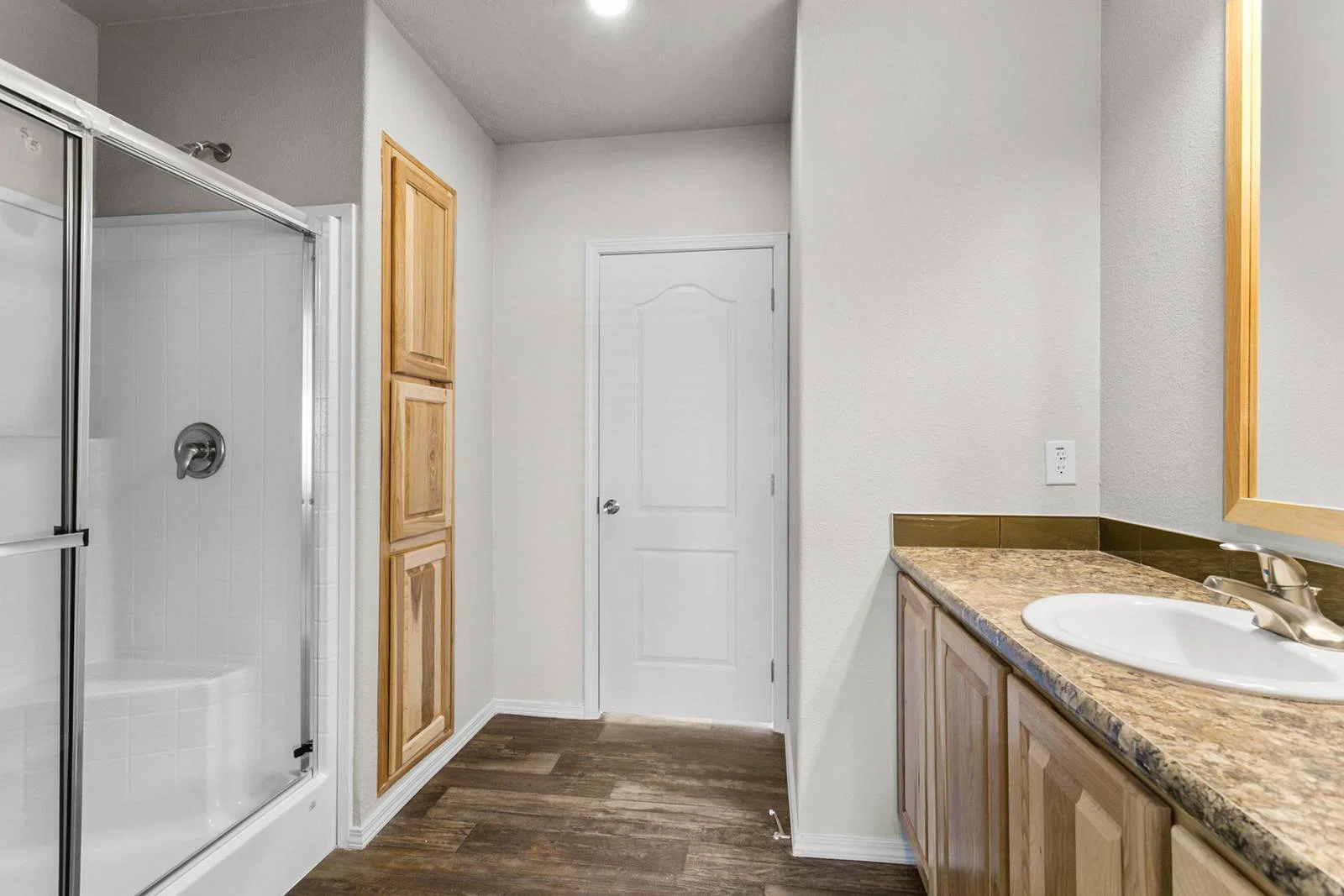 Hidden creek estates / hc6523pxl bathroom home features