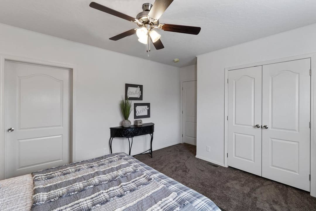Dreamworks / dw-4603f bedroom home features