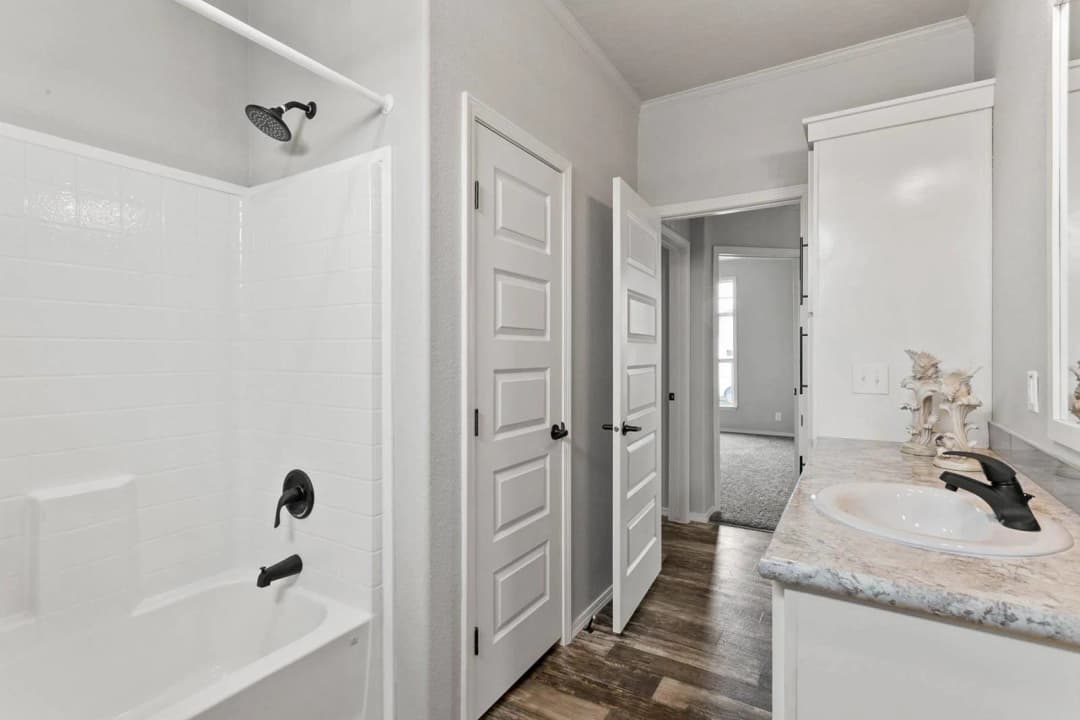 Hidden valley estates / hv6663m bathroom home features