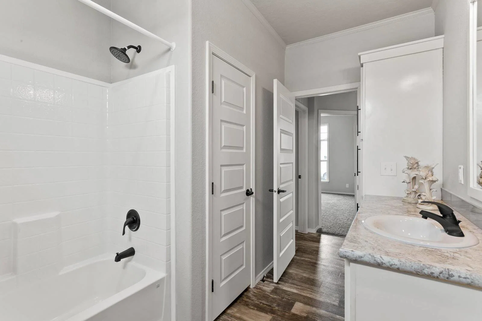 Hidden valley estates / hv6663m bathroom home features