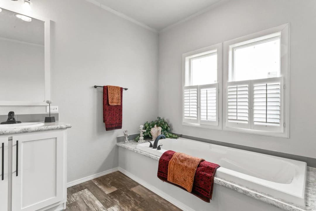 Hidden valley estates / hv6663m bathroom home features