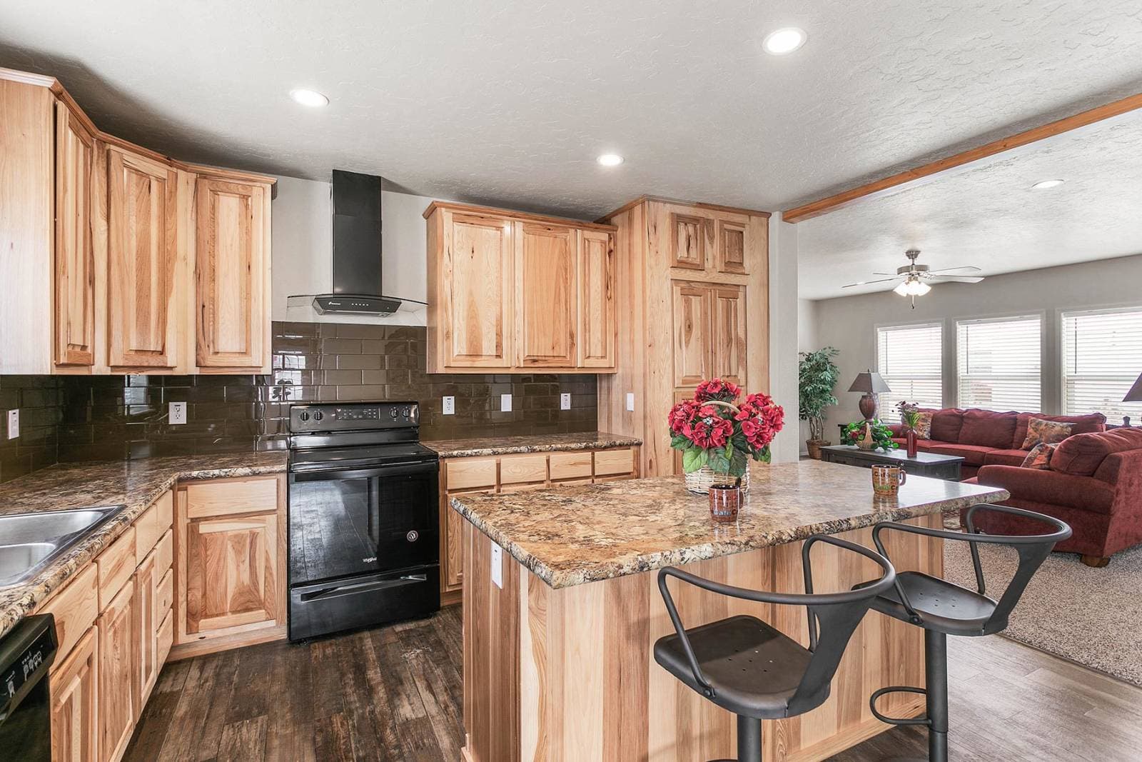 Hidden creek estates / hc6523pxl kitchen home features